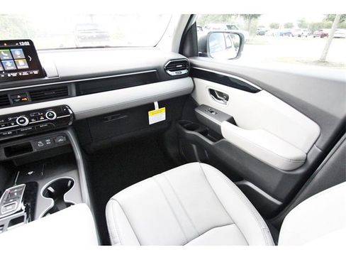 New 2025 Honda Pilot Touring image 9