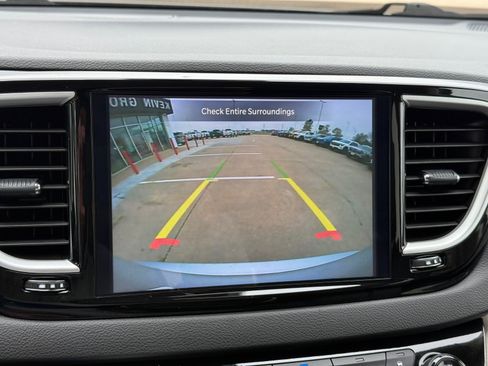 Used 2024 Chrysler Pacifica Touring-L image 28