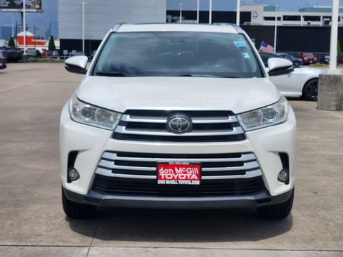 Used 2019 Toyota Highlander XLE FWD image 2