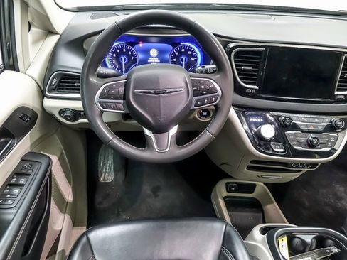 Used 2023 Chrysler Pacifica Touring-L image 13