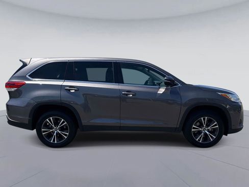 Used 2019 Toyota Highlander LE FWD image 2