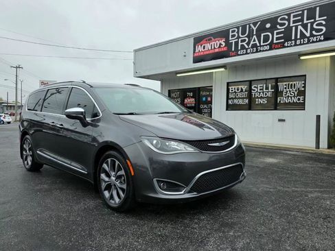 Used 2017 Chrysler Pacifica Limited w/ UConnect Theater Package image 15