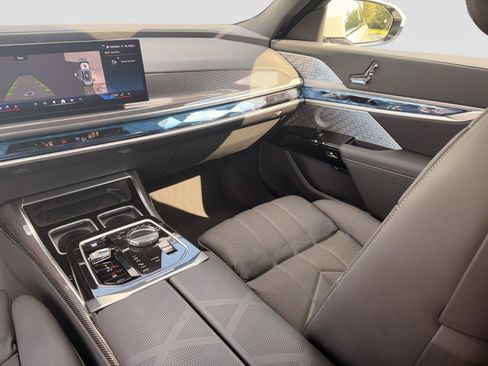 Certified 2025 BMW 760i xDrive w/ Premium Package AWD/4WD image 17