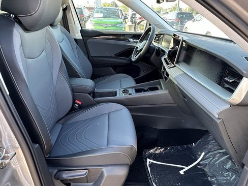 New 2025 Volkswagen Tiguan SE image 15