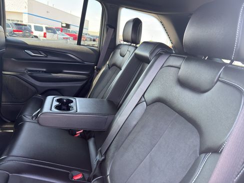 Used 2025 Jeep Grand Cherokee Altitude AWD/4WD image 33