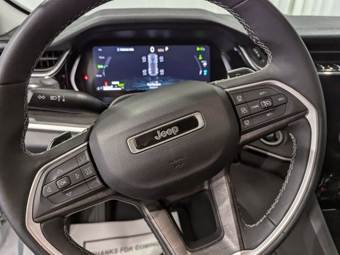 Used 2023 Jeep Grand Cherokee 4WD 4xe w/ Luxury Tech Group II image 17