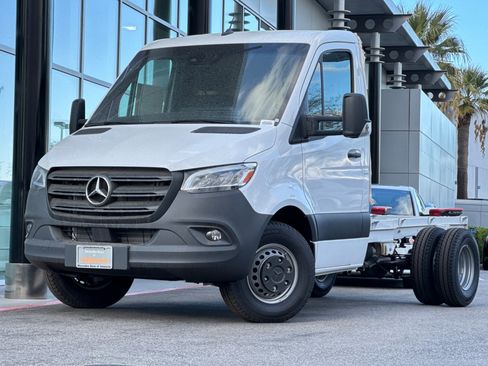 New 2024 Mercedes-Benz Sprinter 4500 image 2