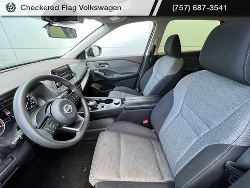 Used 2023 Nissan Rogue SV image 2