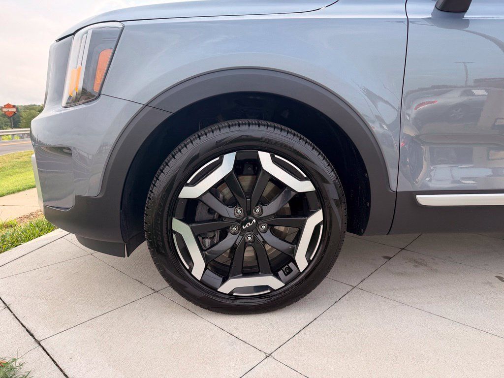 Used 2024 Kia Telluride EX w/ EX Captain's Chair Package FWD image 13