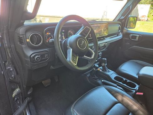 Used 2025 Jeep Wrangler Unlimited Sahara AWD/4WD image 16