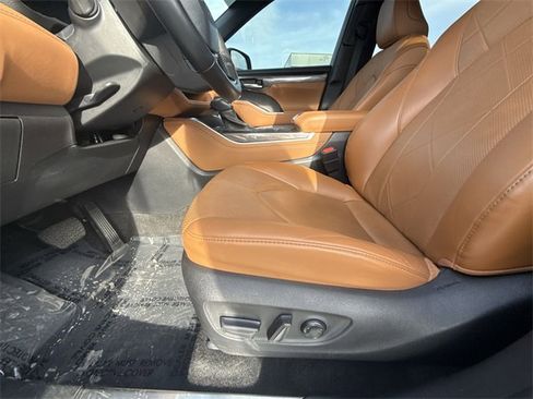 Used 2023 Toyota Highlander Platinum image 12