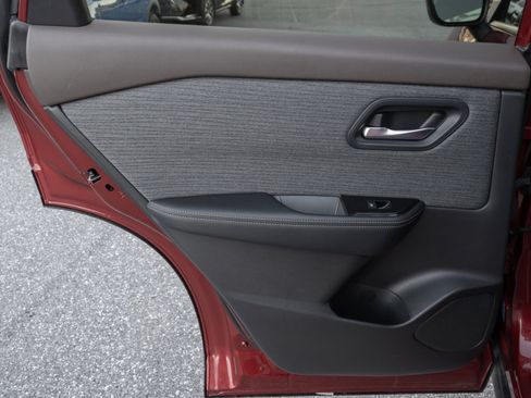 Used 2023 Nissan Rogue SV image 15