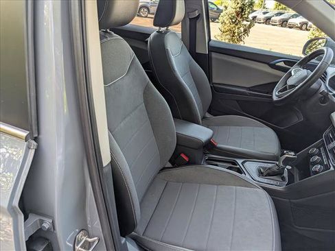 Used 2023 Volkswagen Taos SE w/ Panoramic Sunroof Package FWD image 13