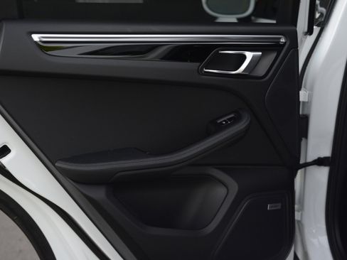 Certified 2020 Porsche Macan AWD/4WD image 29