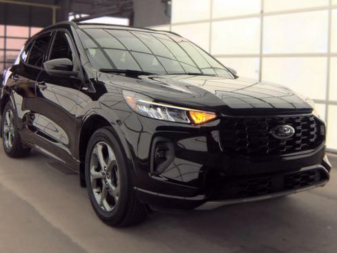 Used 2023 Ford Escape ST-Line Select w/ Tech Pack #2 AWD/4WD image 2