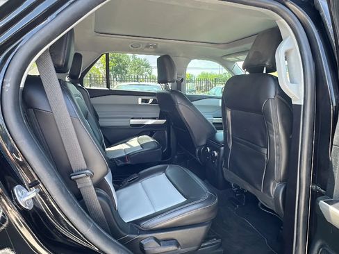 Used 2022 Ford Explorer XLT w/ Equipment Group 202A AWD/4WD image 17