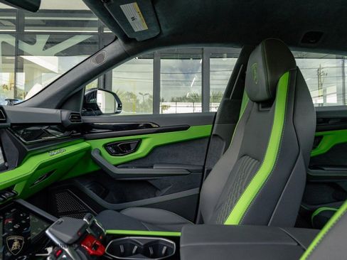 Used 2025 Lamborghini Urus SE AWD/4WD image 18