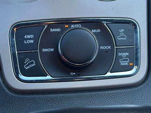 Used 2015 Jeep Grand Cherokee Overland w/ Advanced Technology Group image 30