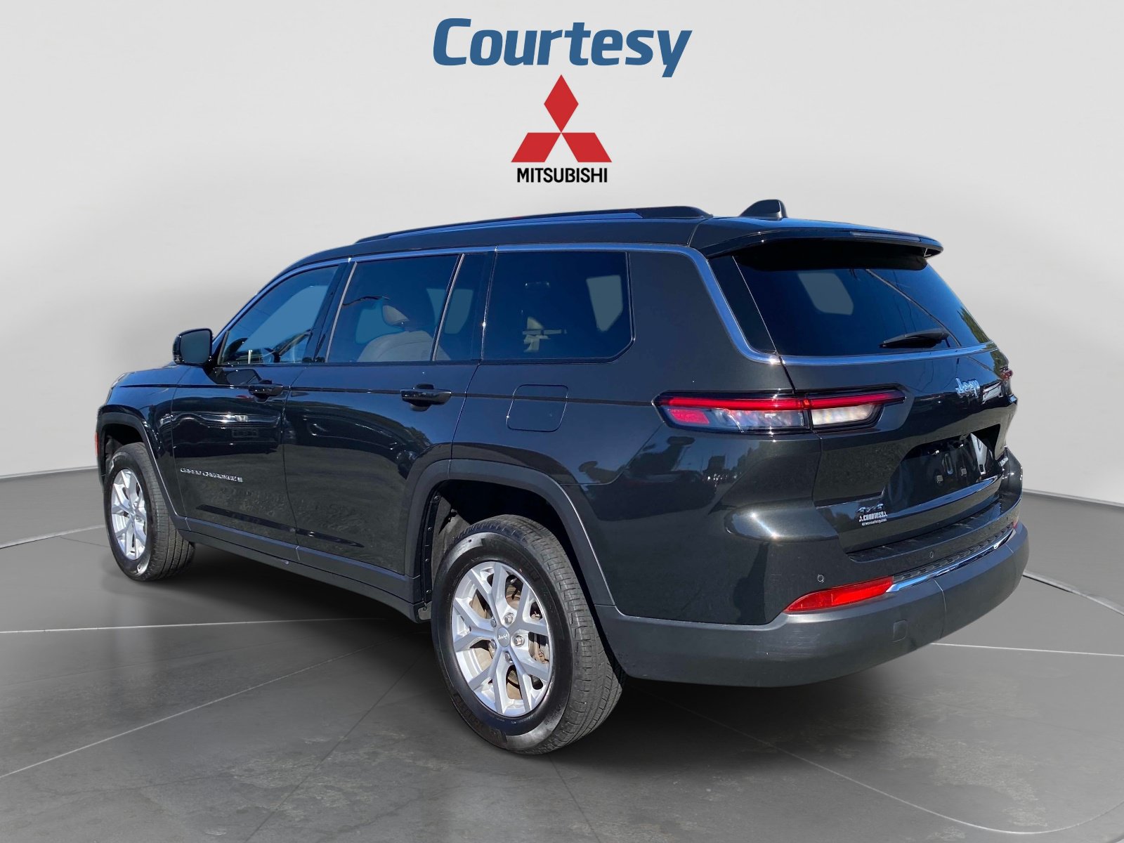 Used 2023 Jeep Grand Cherokee L Limited AWD/4WD image 3