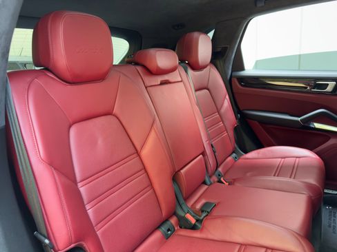 Used 2020 Porsche Cayenne Turbo image 43