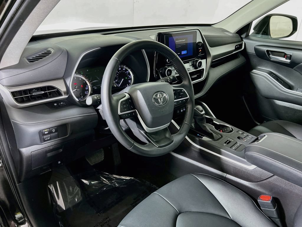 Used 2025 Toyota Highlander XLE AWD/4WD image 9