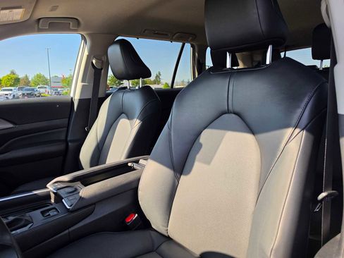 Used 2024 Toyota Grand Highlander AWD image 23