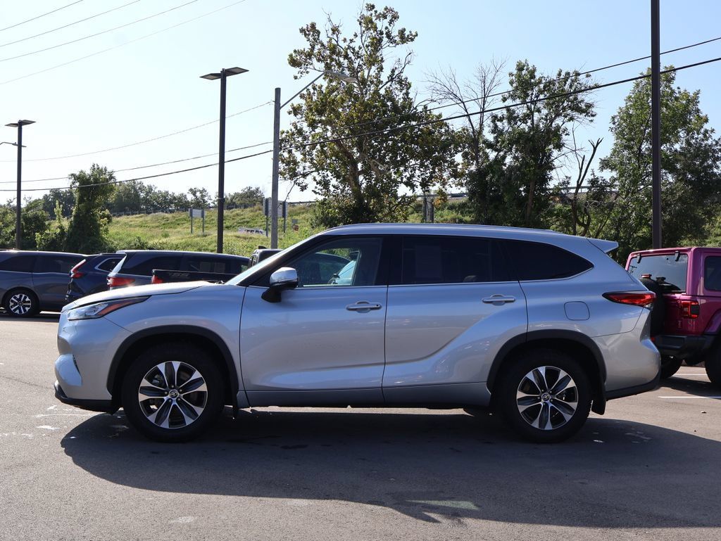 Used 2020 Toyota Highlander XLE AWD/4WD image 4