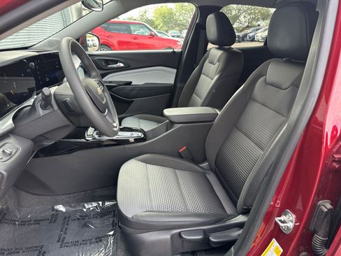 Used 2025 Chevrolet Trax LT image 34