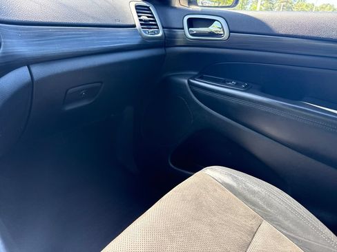 Used 2019 Jeep Grand Cherokee Laredo w/ Laredo X Package RWD image 17