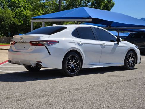 Used 2022 Toyota Camry SE FWD image 3