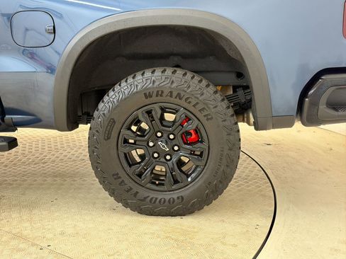 Used 2022 Chevrolet Silverado 1500 ZR2 w/ Technology Package AWD/4WD image 11