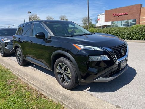 Used 2023 Nissan Rogue SV image 2