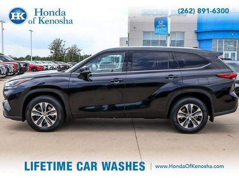 Used 2021 Toyota Highlander XLE AWD/4WD image 2