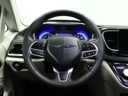 Used 2024 Chrysler Pacifica Touring-L FWD image 22