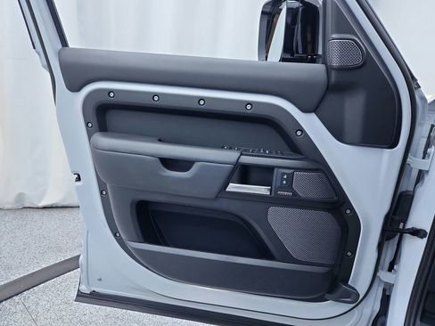 Used 2023 Land Rover Defender 110 V8 image 14