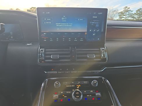 Used 2024 Lincoln Navigator Reserve image 21