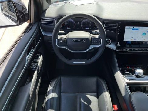 Used 2025 Jeep Wagoneer 4WD image 11