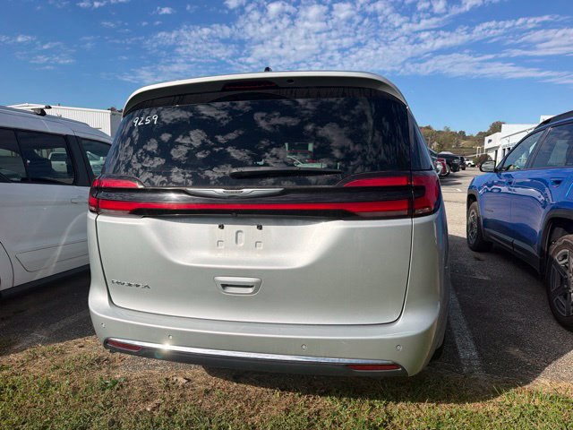 Used 2024 Chrysler Pacifica Touring-L FWD image 6