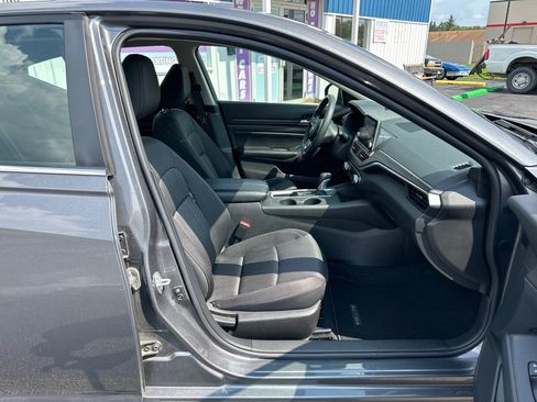 Used 2025 Nissan Altima 2.5 SV FWD image 18