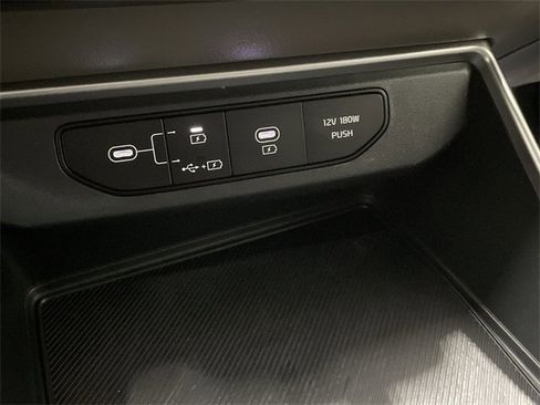 Used 2025 Kia Carnival image 29