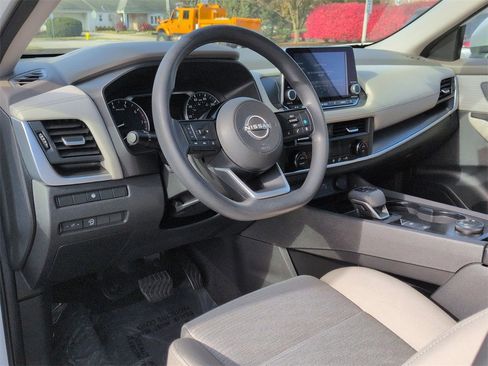 Used 2023 Nissan Rogue SV image 9