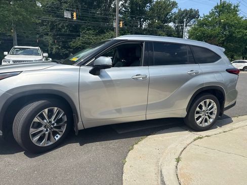 Used 2023 Toyota Highlander Limited AWD/4WD image 4