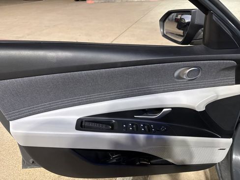 Used 2025 Hyundai Elantra Limited image 8