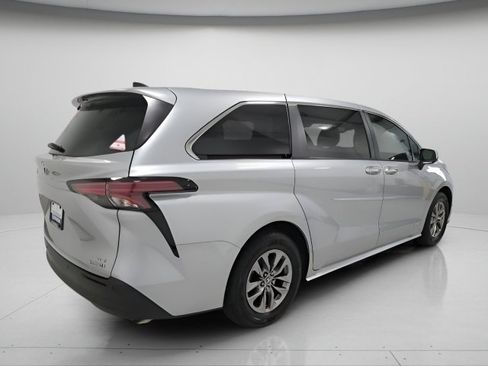 Used 2021 Toyota Sienna XLE FWD image 6