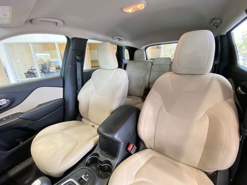 Used 2016 Jeep Cherokee Latitude AWD/4WD image 14