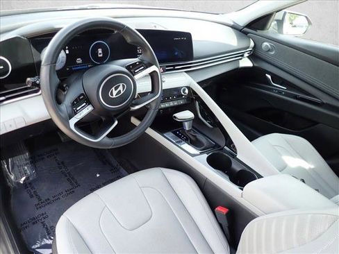 Used 2025 Hyundai Elantra Limited image 9