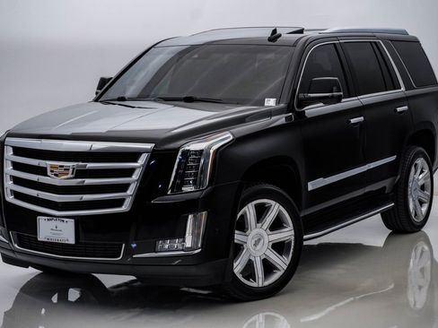 Used 2019 Cadillac Escalade Luxury AWD/4WD image 3