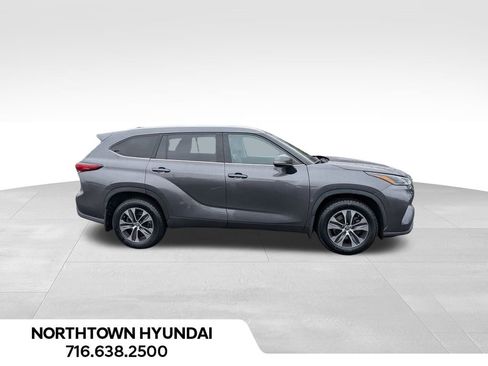 Used 2022 Toyota Highlander XLE image 13