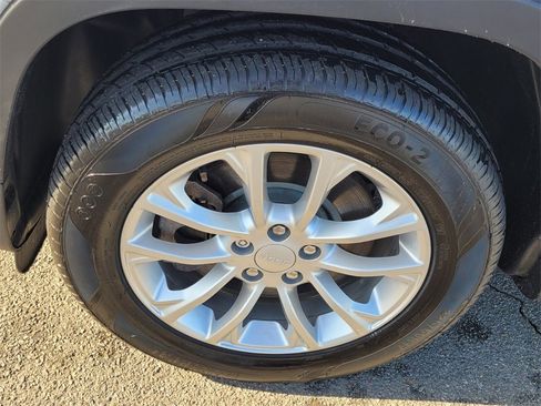 Used 2019 Jeep Cherokee Latitude w/ Popular Appearance Group image 14