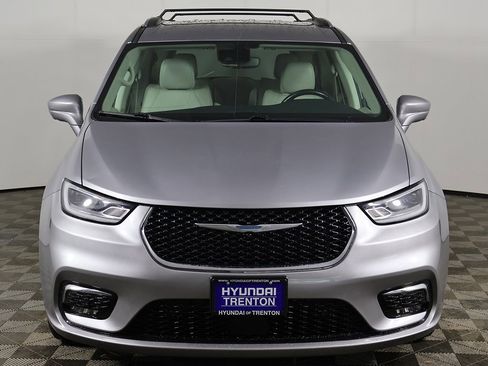 Used 2021 Chrysler Pacifica Touring-L image 12